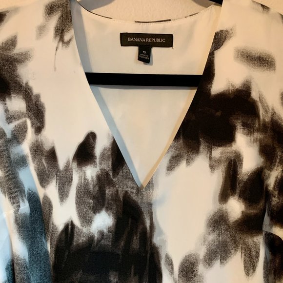 Banana Republic Black & White Digital Print, Flare Sleeve Dress - Picture 3 of 7